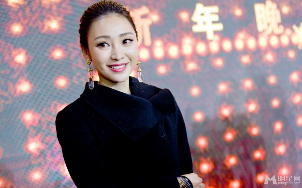 柳岩深V裹身裙性感亮相 酥胸尽显超诱人