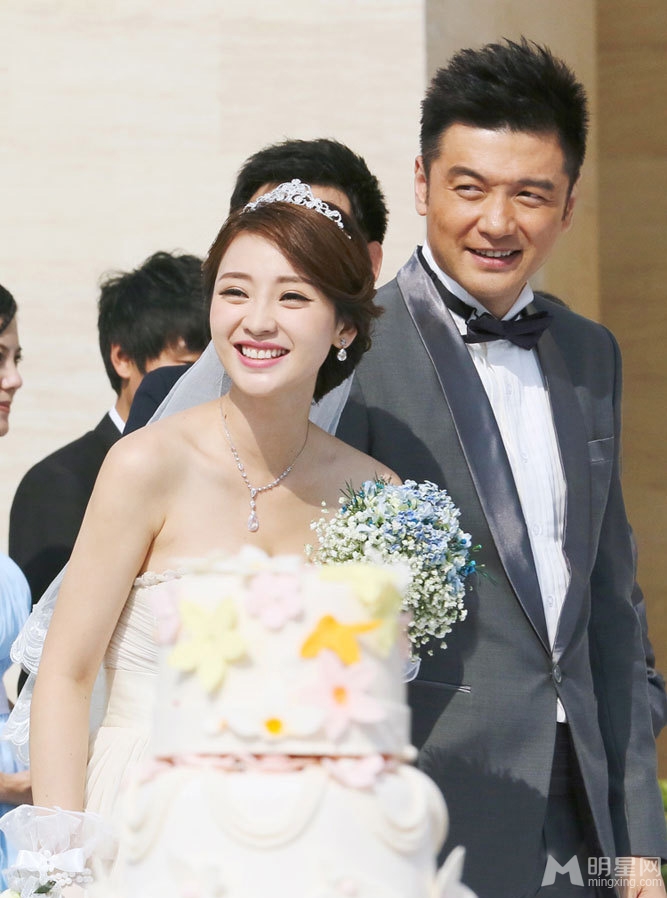 柳岩咱们结婚吧披婚纱 黄金剩女终觅幸福