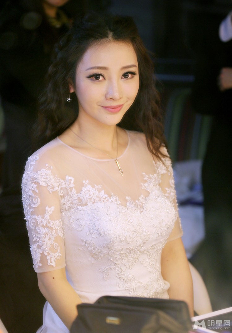 柳岩着婚纱深情献唱 泪洒舞台感动全场