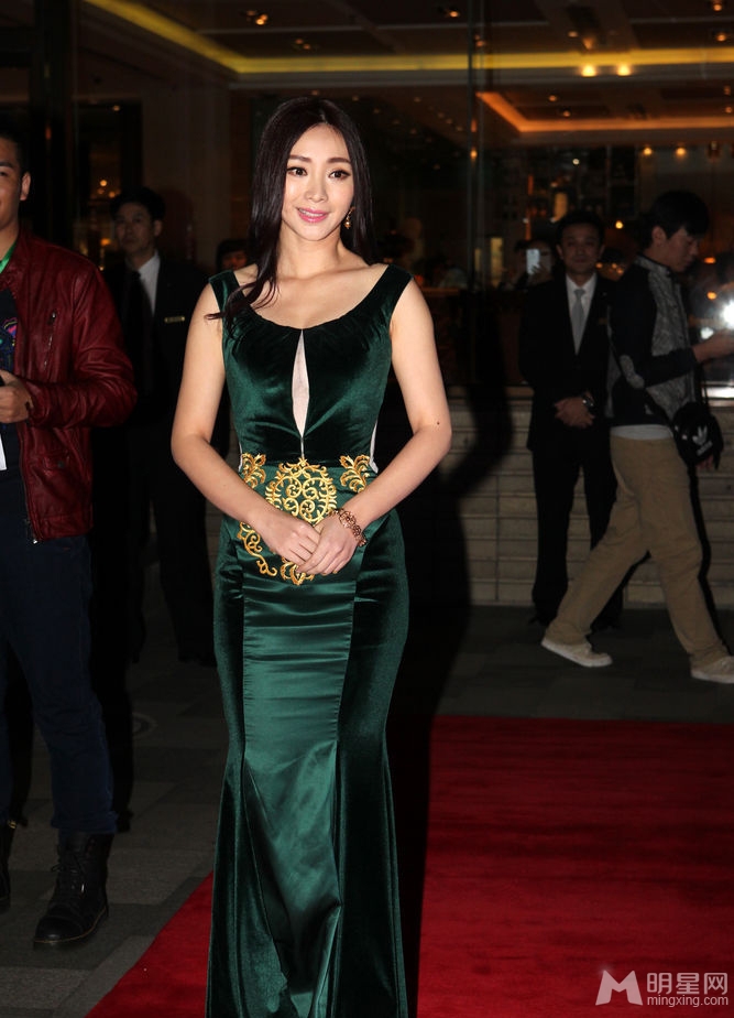 柳岩胸门大开性感亮相 完美身材令人艳羡