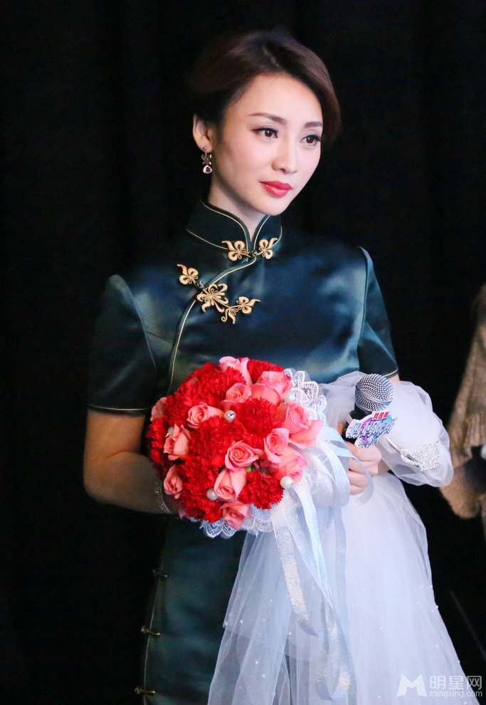 柳岩旗袍装亮相妈妈咪呀 展现凹凸有致的身材
