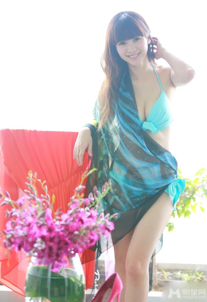 柳岩薄纱比基尼傲人美胸性感小蛮腰