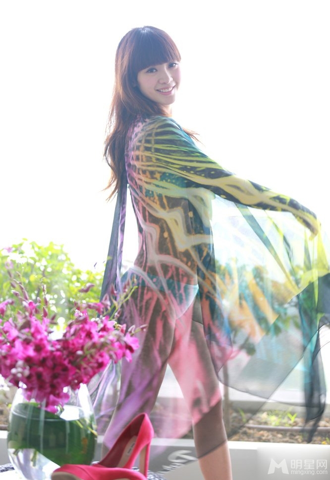 柳岩薄纱比基尼傲人美胸性感小蛮腰