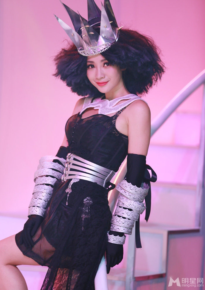 柳岩朱丹杨乐乐杂草头扮女王走秀