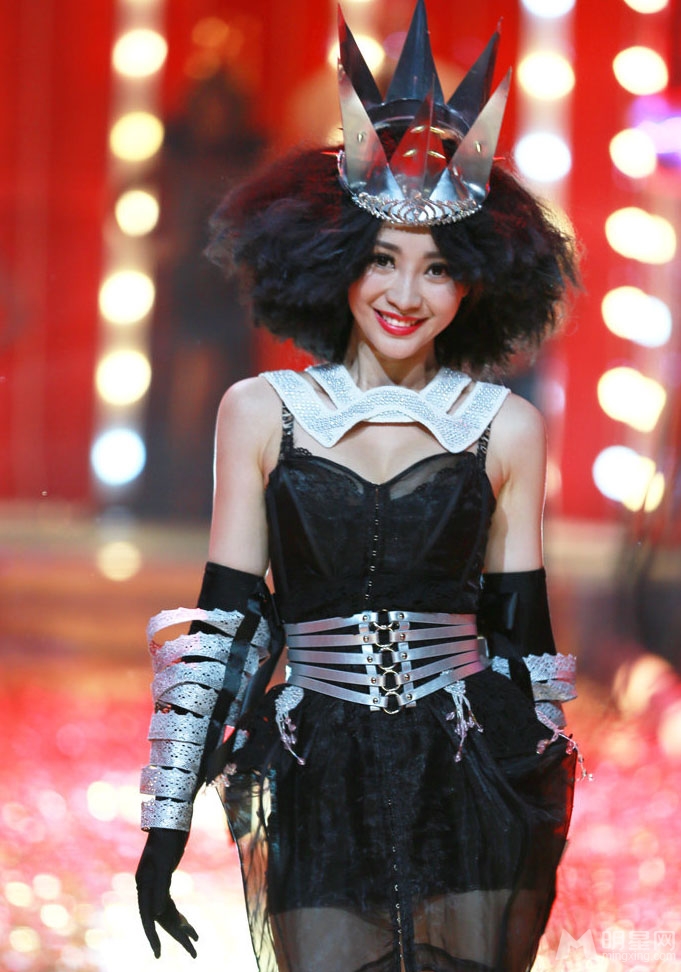 柳岩朱丹杨乐乐杂草头扮女王走秀