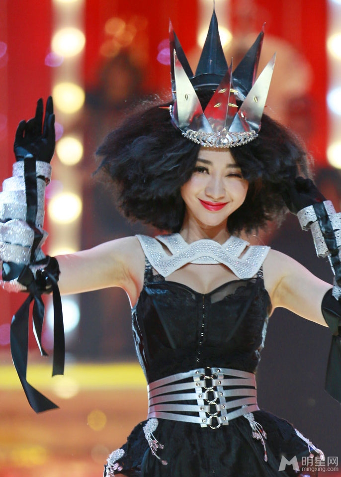 柳岩朱丹杨乐乐杂草头扮女王走秀
