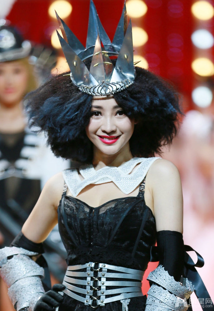 柳岩朱丹杨乐乐杂草头扮女王走秀
