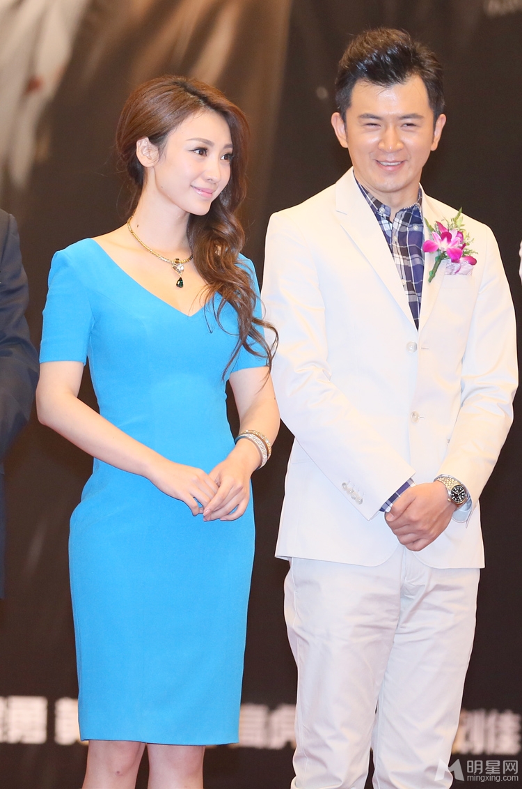 柳岩低胸装亮相秀事业线 不慎走光露底裤