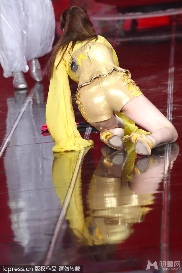 柳岩金鹰节热舞不慎摔倒