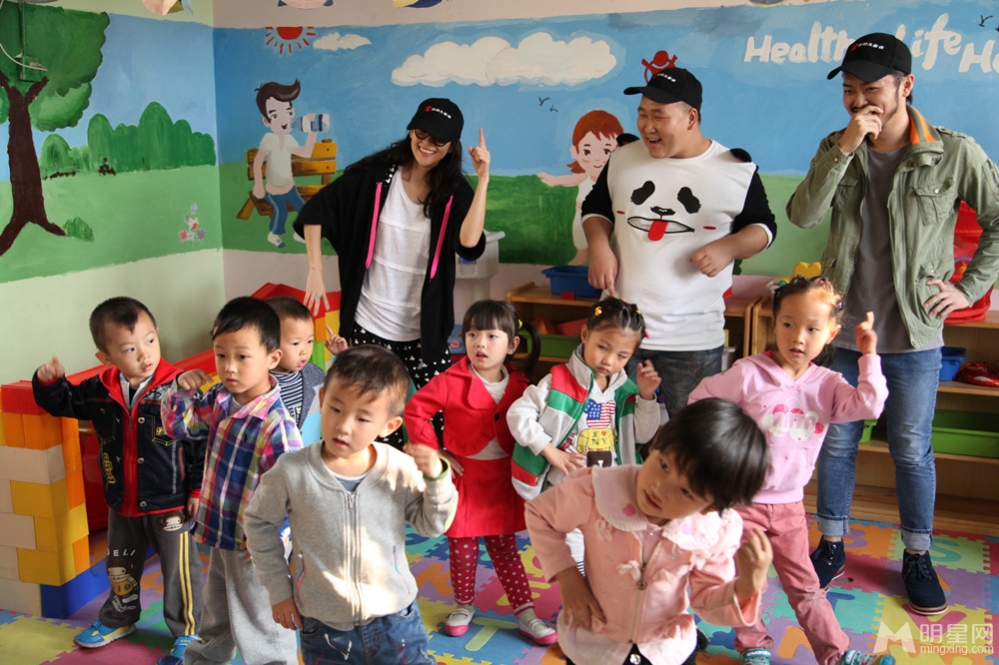 章子怡携手宝格丽考察救助地区 与儿童们交流