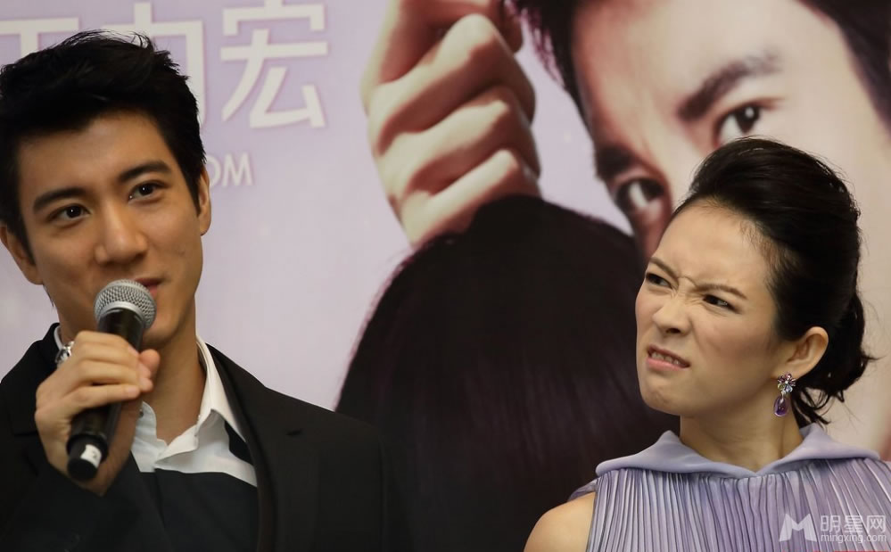 非常幸运新加坡首映礼 章子怡对王力宏做鬼脸