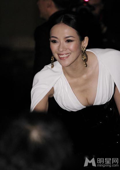 章子怡深V露乳装亮相一代宗师发布会
