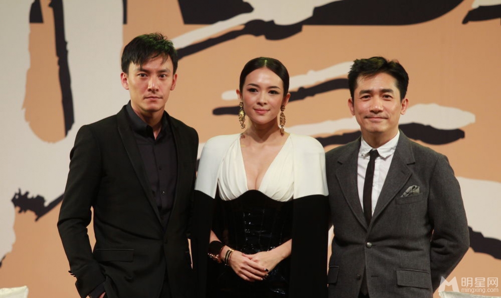 章子怡深V露乳装亮相一代宗师发布会