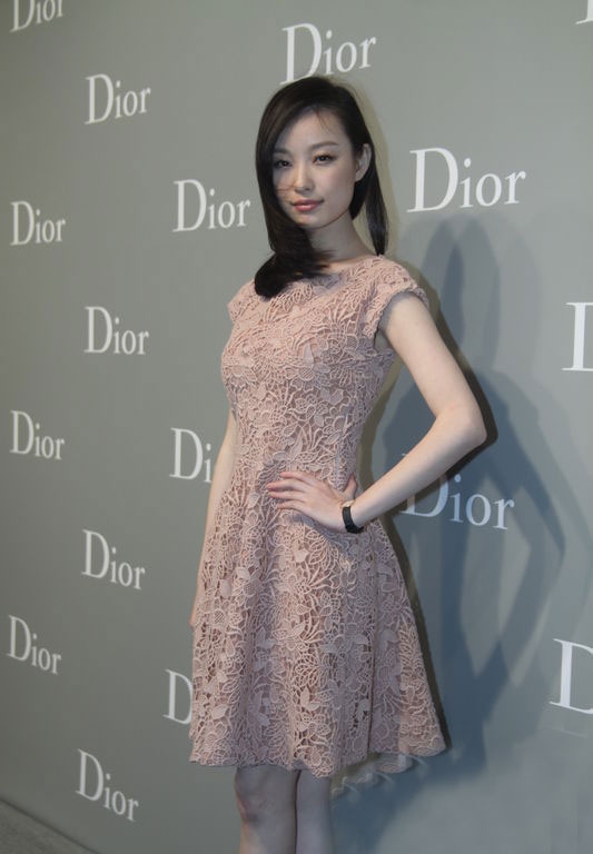 章子怡亮相上海气场胜倪妮 李嘉欣深V抢镜