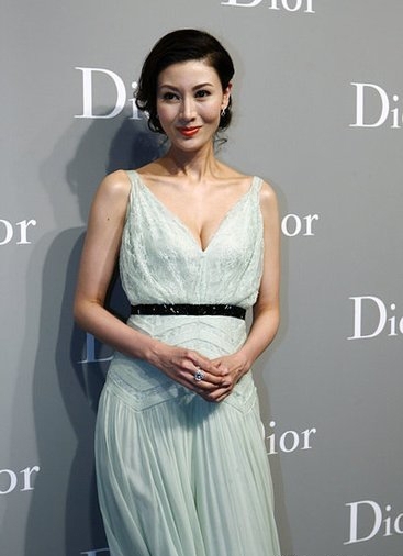 章子怡亮相上海气场胜倪妮 李嘉欣深V抢镜