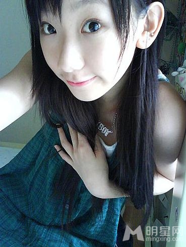 陈冠希旧爱谢芷蕙挤乳自拍 尴尬露点