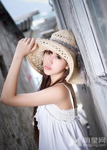 陈冠希旧爱谢芷蕙挤乳自拍 尴尬露点