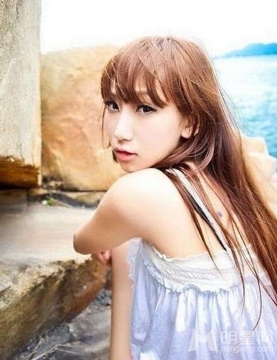 陈冠希旧爱谢芷蕙挤乳自拍 尴尬露点