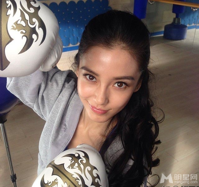 Angelababy床照曝光 素颜嘟嘴引遐想