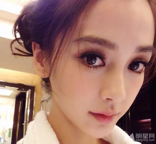 Angelababy床照曝光 素颜嘟嘴引遐想