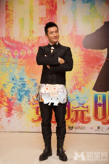 黄晓明身着裸身围裙现身上海生日会 位粉丝下厨