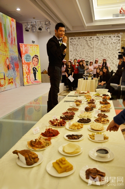 黄晓明身着裸身围裙现身上海生日会 位粉丝下厨