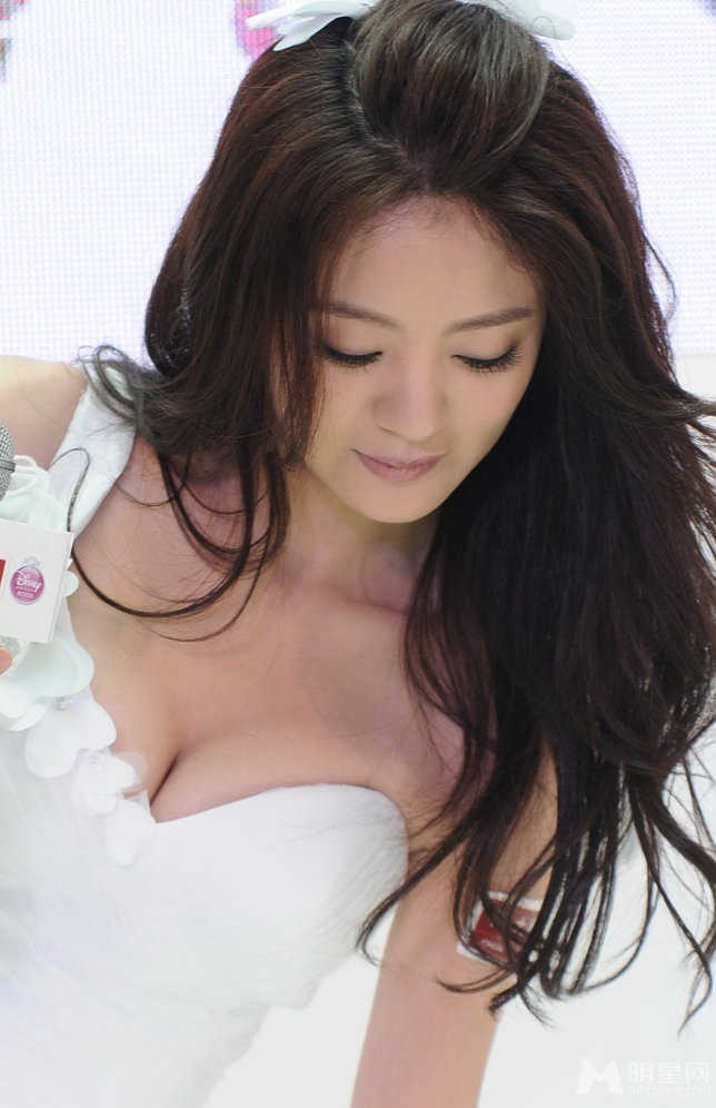 安以轩着拖地婚纱秀乳沟 上围暴增很奇怪
