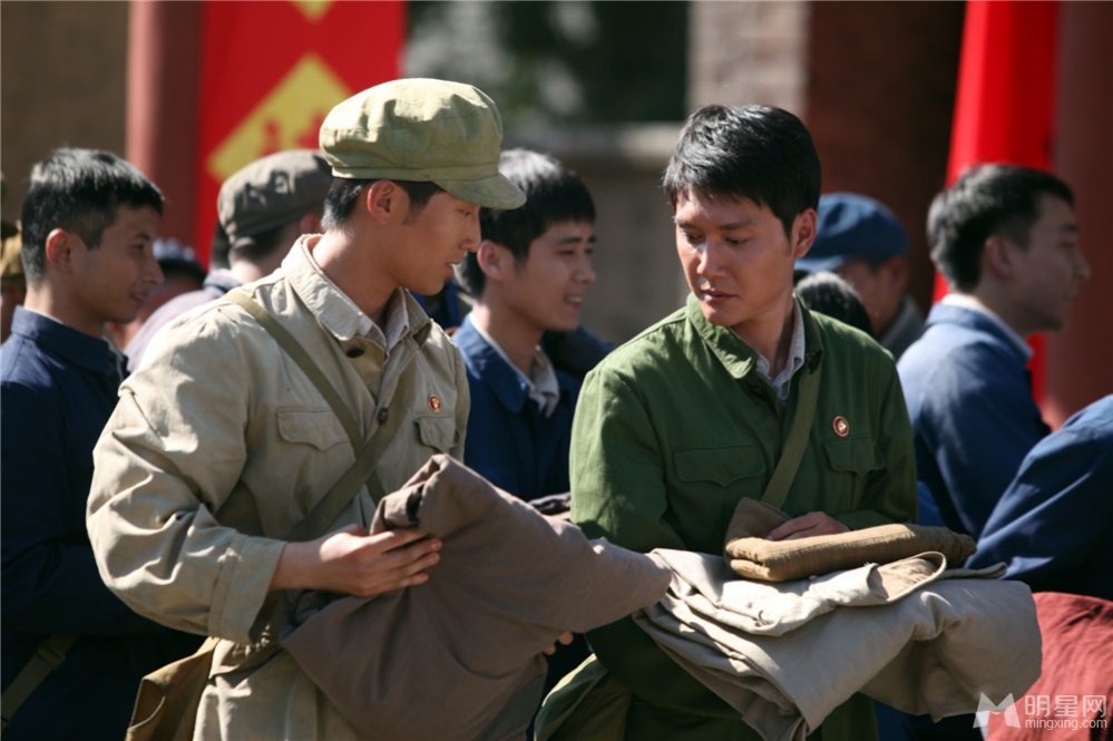 狼图腾片场照曝光 冯绍峰窦骁戴红花赴蒙古