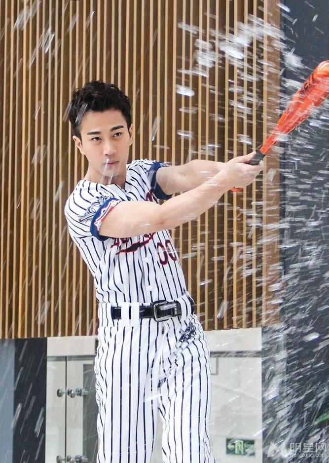 刘恺威运动写真动感出境 化身棒球男神