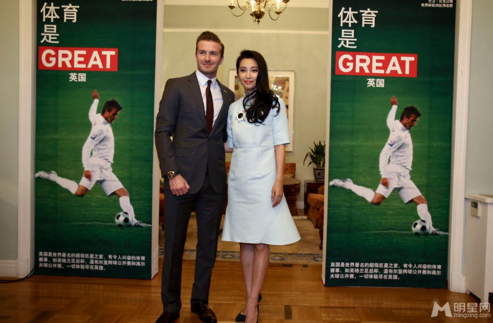 李冰冰陪贝克汉姆造访大使馆 与小贝合影显兴奋