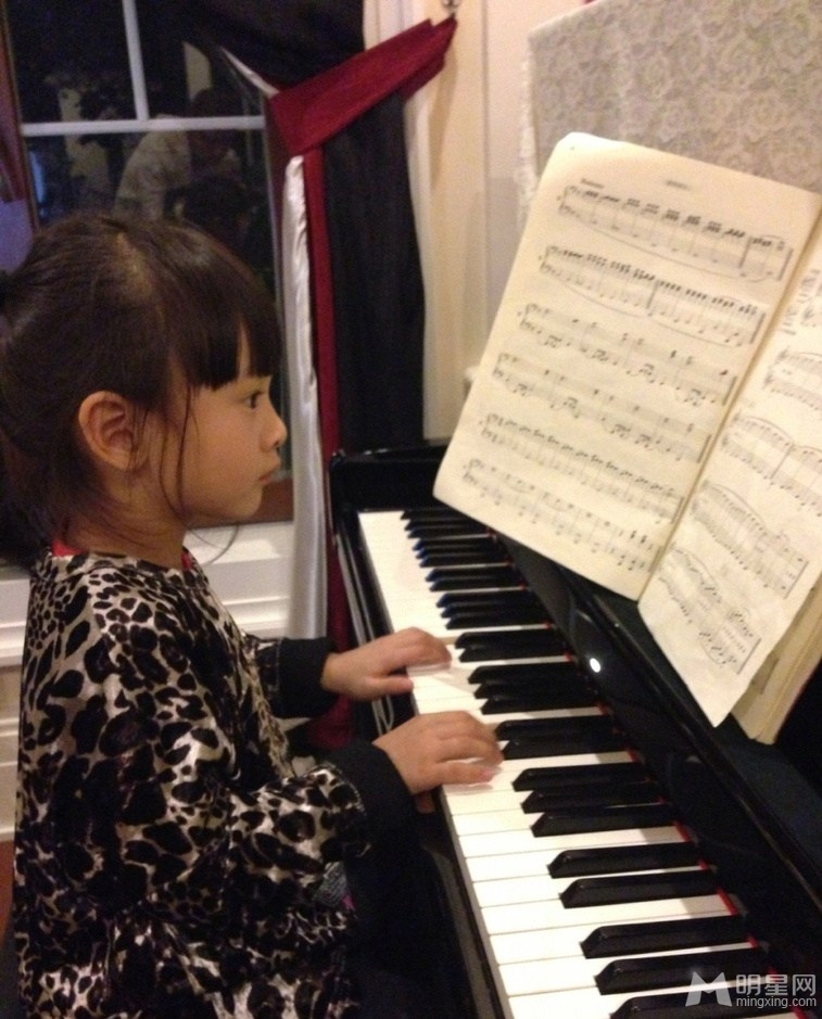 叶一茜晒爱女田雨橙弹钢琴照 乖巧可爱