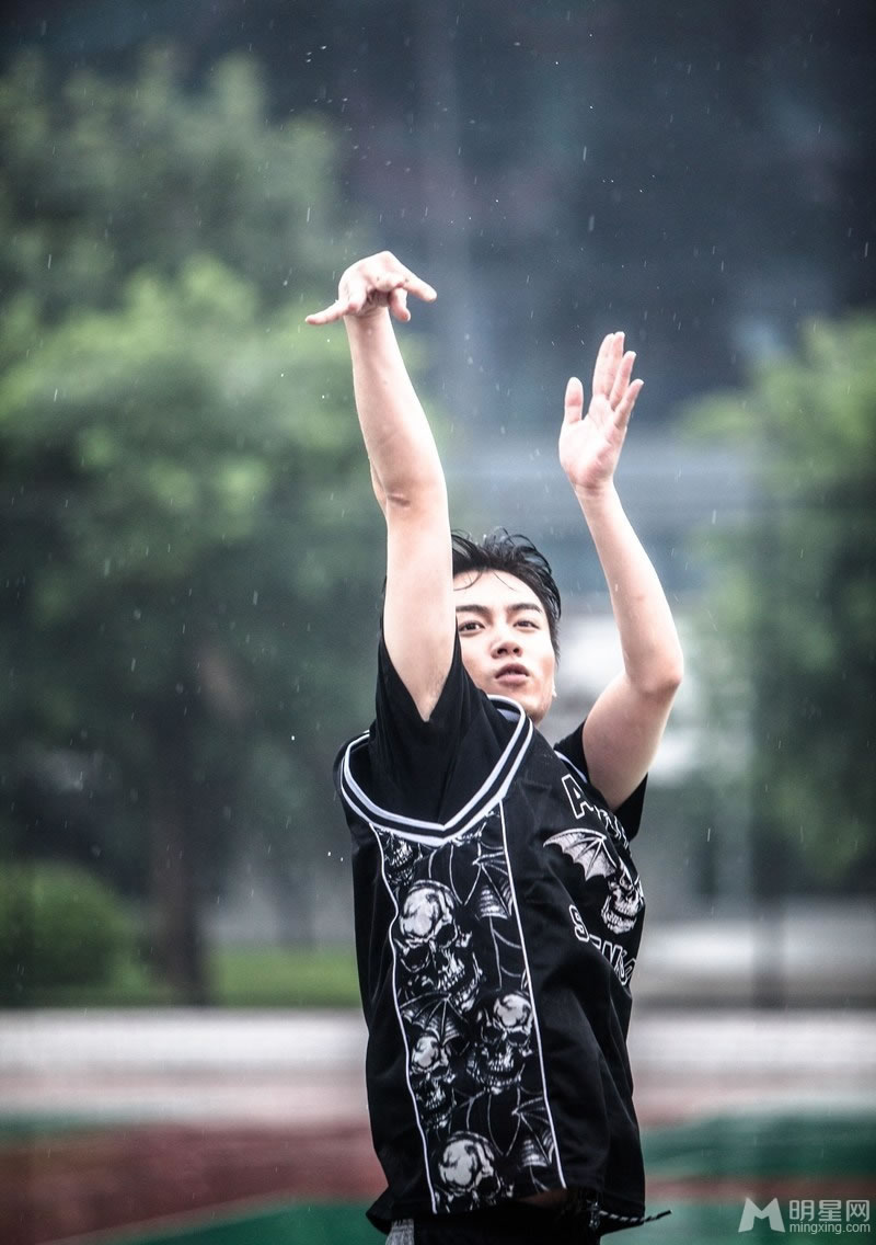 陈晓写真书图片首曝光 篮球场上混汗如雨