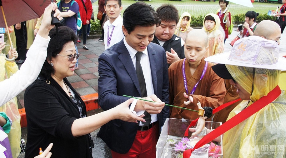 陈晓东雨中坚持为妈妈献唱 送母亲节祝福