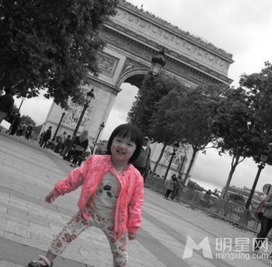 吴尊女儿首曝光 托腮嘟嘴卖萌