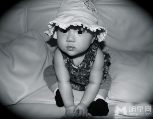 吴尊女儿首曝光 托腮嘟嘴卖萌