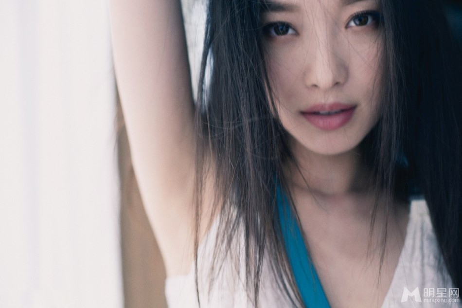 倪妮最新写真 百变造型玩味性感