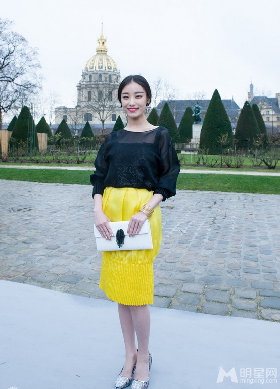 倪妮亮相巴黎时装周 大方优雅专宠高贵黄色