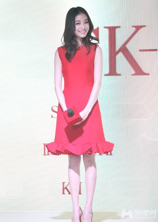 倪妮助阵化妆品代言活动 一身红裙优雅气质