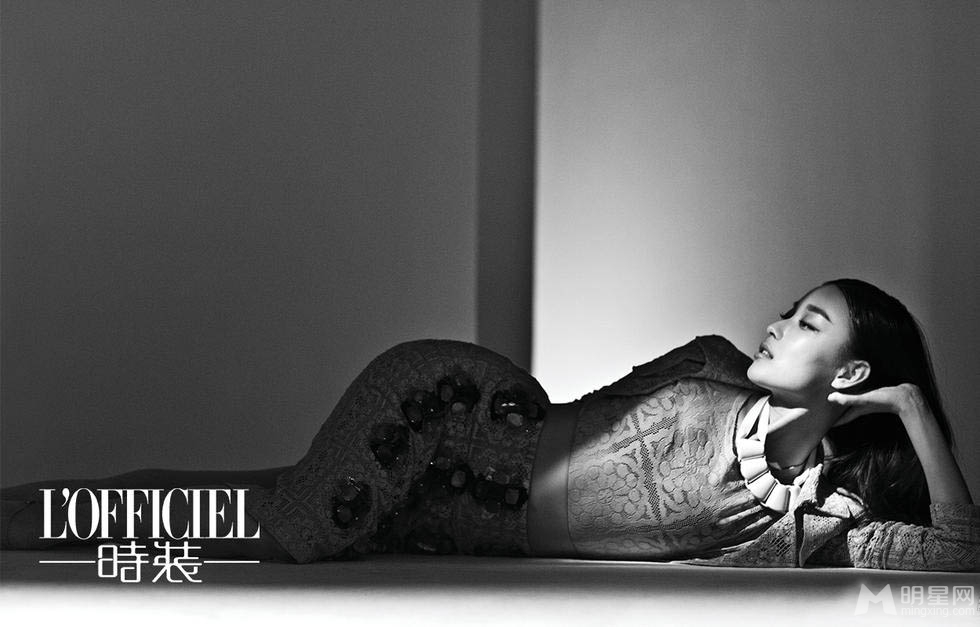 倪妮冷艳登时装 黑白质感秀S曲线