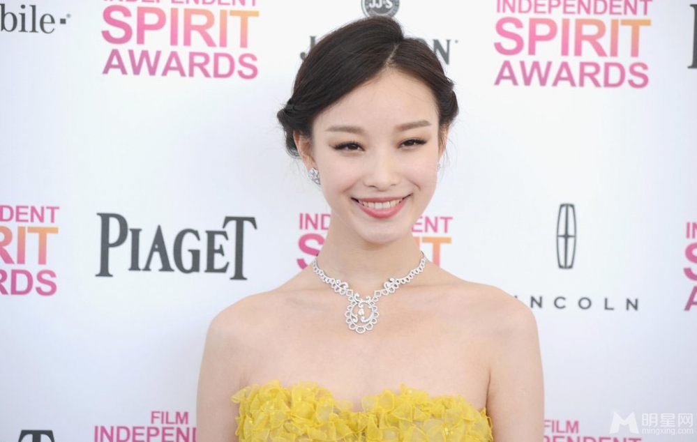 倪妮优雅长裙亮相美国电影独立精神奖