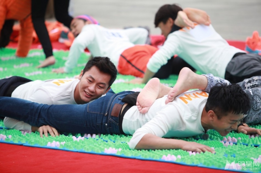 跑男最新剧照 陈赫再遭虐待
