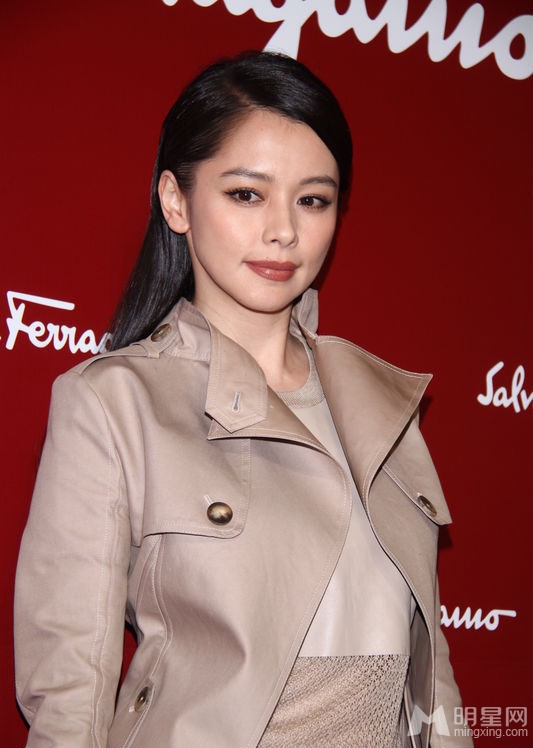 徐若瑄出席活动秀美腿 俯身换鞋险走光