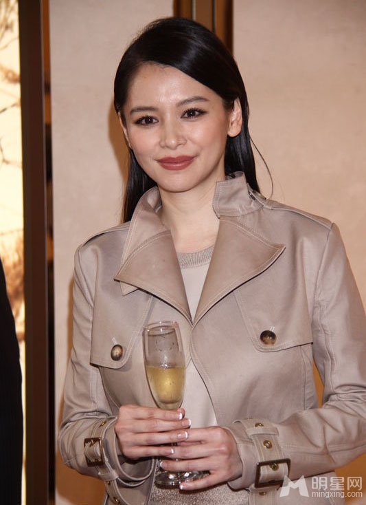 徐若瑄出席活动秀美腿 俯身换鞋险走光