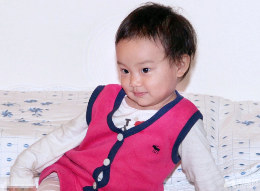 贾乃亮李小璐女儿小甜馨呆萌生活照曝光