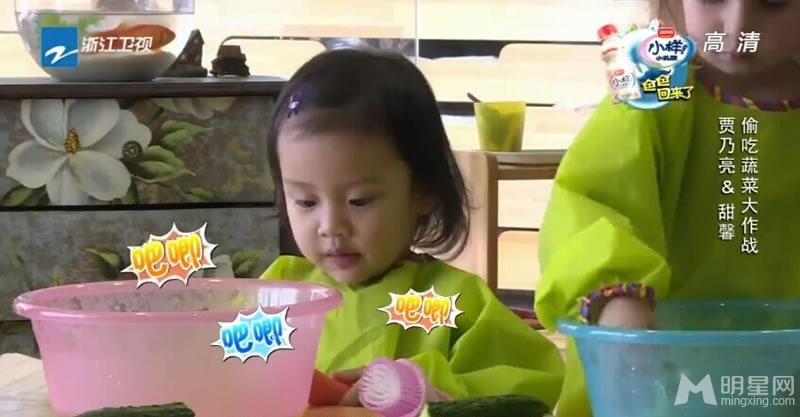 逗比父女高清剧照 甜馨逗趣贾乃亮