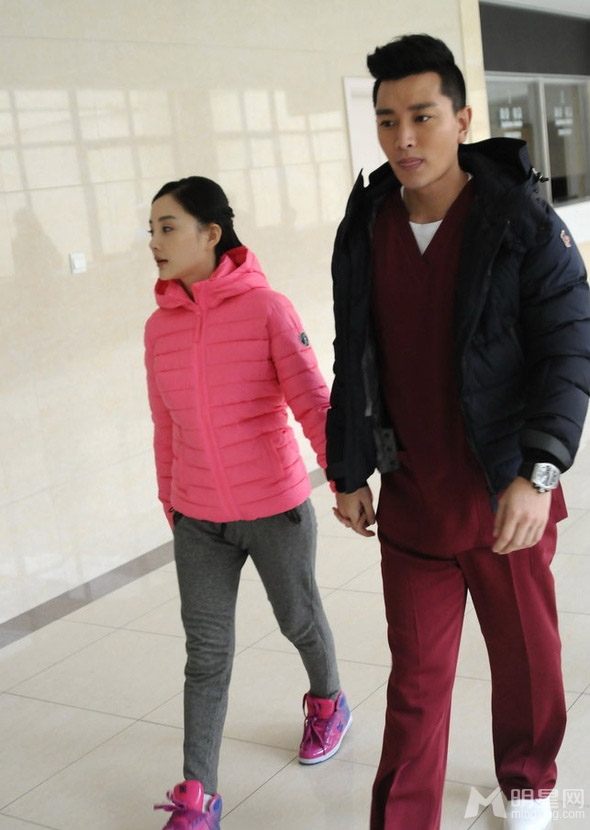 李小璐贾乃亮牵手亮相 搞怪卖萌秀恩爱