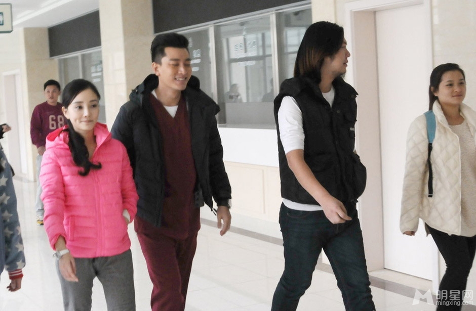 李小璐贾乃亮牵手亮相 搞怪卖萌秀恩爱