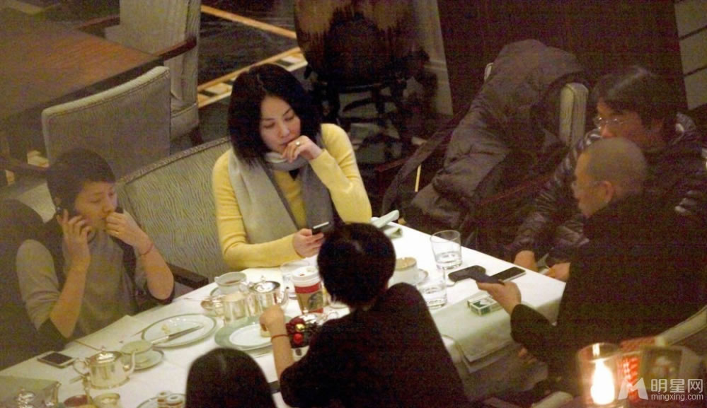 王菲上海与友人聚餐 仍戴婚戒心情靓
