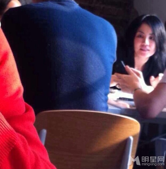 王菲最新近照曝光 与神秘男子亲密喝下午茶