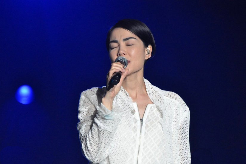 王菲大连开演唱会 掀裙秀腿 向歌迷撒娇